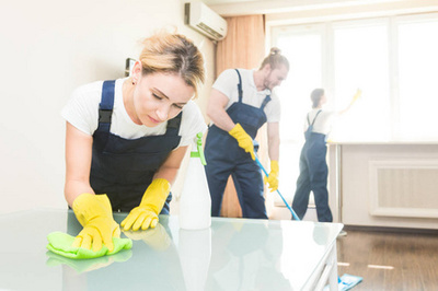 家务新力量 男性参与家务清洗，重塑家庭和谐与现代生活