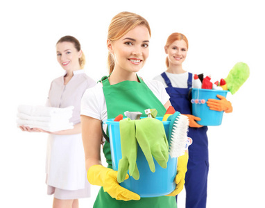 洁净之姿 青年女服务员的清洁坚守